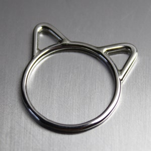 Close up of cat ring in sterling silver. Shiny finish.