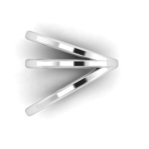 Puede incluir: Tres anillos de plata apilados uno encima del otro, formando una forma triangular.