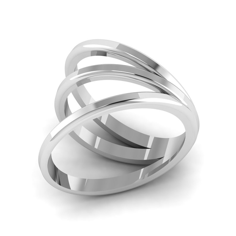 Puede incluir: Un anillo de plata con tres bandas entrelazadas. Las bandas son lisas y pulidas.