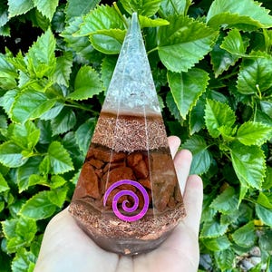 Sedona Vortex Stone Faceted Crystal Orgonite Pyramid - Orgone Generator - W/Selenite, Neodymium Magnet
