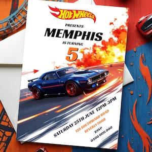 Op de afbeelding: Een verjaardagsuitnodiging met een Hot Wheels-thema, met een blauwe sportwagen op een racebaan. De uitnodiging luidt "Memphis wordt 5" met evenementdetails. Het Hot Wheels-logo staat bovenaan.