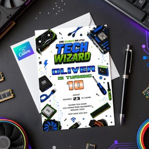 Op de afbeelding: Een rechthoekige verjaardagsuitnodigingskaart met de tekst "COME CELEBRATE OUR LITTLE TECH WIZARD OLIVER IS TURNING 10" en afbeeldingen van computerhardware zoals een videokaart, moederbord, SSD, CPU, RAM, kabels en een schroevendraaier.