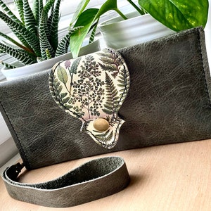 Cartera larga de cuero - Funda para teléfono pasaporte - Cartera con correa para la muñeca - Verde salvia - Estampado de helecho vintage - Monedero de cuero Boho - Embrague de cuero