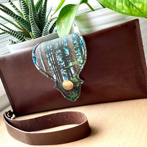 Cartera de cuero para mujer - Cartera de pasaporte - Cartera de teléfono - Correa de muñeca - Cartera de cuero marrón - Impresión de bosque costero - Cuero impreso con foto