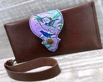Cartera de cuero para mujer - Cartera de pasaporte - Cartera de teléfono - Correa de cuero para la muñeca - Cartera de cuero marrón - Estuche de impresión para pájaros - Regalo para ella -Único