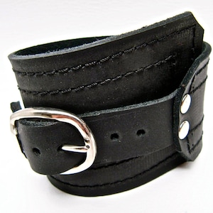 Schwarze Leder Manschette - Breites Armband - Leder Geschenk - Schnalle Manschette - Leder Armband - Geschenke für Ihn - Herren Leder Manschette - Schlichte Moderne Manschette