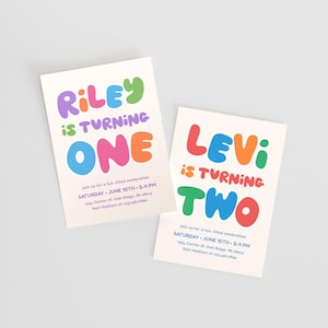 Puede incluir: Dos invitaciones de fiesta de cumpleaños sobre un fondo blanco. Una invitación dice "Riley is turning ONE" en letras de burbujas coloridas. La segunda invitación dice "Levi is turning TWO". El texto adicional incluye la fecha, la hora y el lugar.
