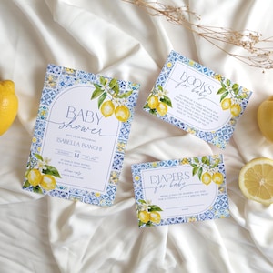 Puede incluir: Invitaciones y complementos para baby shower con tem&aacute;tica de lim&oacute;n. La invitaci&oacute;n presenta el texto "Baby Shower" y el nombre "Isabella Bianchi". Los complementos incluyen solicitudes de libros y pa&ntilde;ales. El dise&ntilde;o incluye limones y patrones de azulejos azules y blancos.