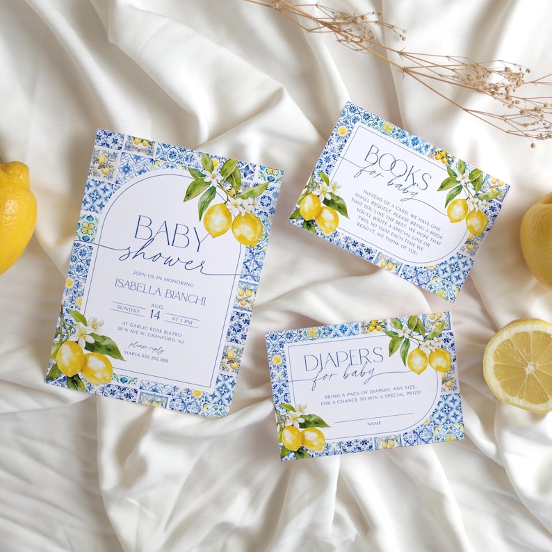 Puede incluir: Invitaciones y complementos para baby shower con tem&aacute;tica de lim&oacute;n. La invitaci&oacute;n presenta el texto "Baby Shower" y el nombre "Isabella Bianchi". Los complementos incluyen solicitudes de libros y pa&ntilde;ales. El dise&ntilde;o incluye limones y patrones de azulejos azules y blancos.