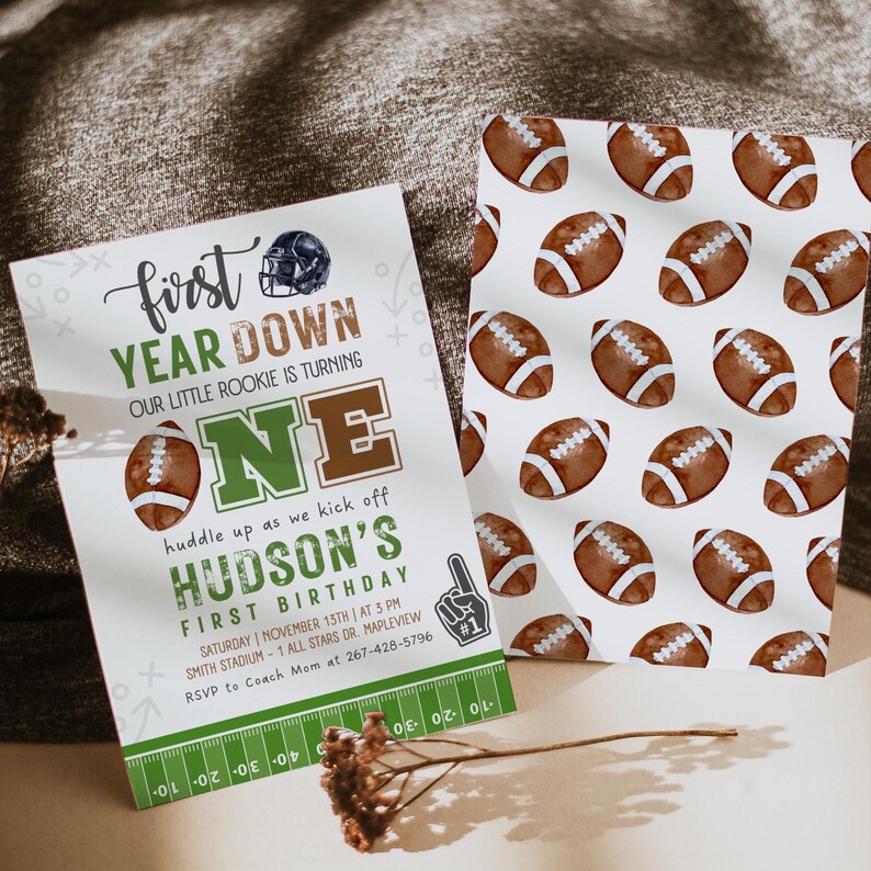 Puede incluir: Una invitaci&oacute;n a una fiesta de primer cumplea&ntilde;os con tem&aacute;tica de f&uacute;tbol americano, en colores verde y marr&oacute;n, con el texto "First Year Down Our Little Rookie is Turning One" y "Hudson's First Birthday".