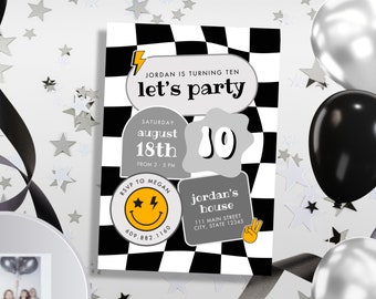 Puede incluir: Fondo de tablero de ajedrez en blanco y negro con una invitación de fiesta de cumpleaños en gris y blanco. La invitación dice "Jordan cumple diez años, ¡vamos a festejar!" con un número 10 gris y blanco. La invitación también incluye la fecha "Sábado 18 de agosto" y la hora "De 14:00 a 17:00 horas".