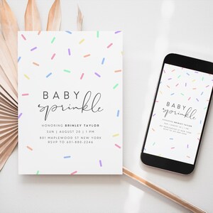Puede incluir: Una invitaci&oacute;n de baby shower blanca con un patr&oacute;n de chispas de colores y el texto "BABY sprinkle" en negro. La invitaci&oacute;n incluye el nombre "BRINLEY TAYLOR", la fecha "SUN AUGUST 20", la hora "1 PM", la direcci&oacute;n "BOI MAPLEWOOD ST NEW YORK" y el n&uacute;mero de RSVP "601-880-2248".