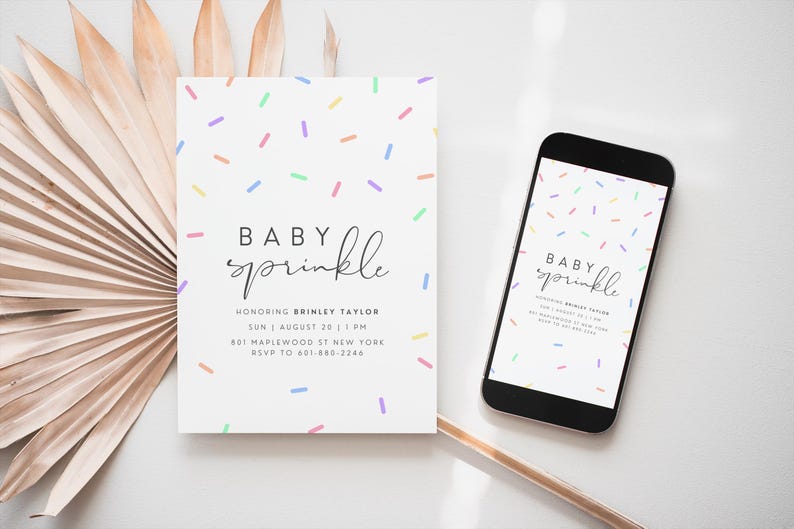 Puede incluir: Una invitaci&oacute;n de baby shower blanca con un patr&oacute;n de chispas de colores y el texto "BABY sprinkle" en negro. La invitaci&oacute;n incluye el nombre "BRINLEY TAYLOR", la fecha "SUN AUGUST 20", la hora "1 PM", la direcci&oacute;n "BOI MAPLEWOOD ST NEW YORK" y el n&uacute;mero de RSVP "601-880-2248".