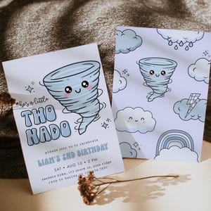 Peut inclure: Deux cartons d'invitation d'anniversaire bleu clair avec une illustration de tornade de dessin animé. L'une des invitations indique "he's a little THO NADO" et "LIAM'S 2ND BIRTHDAY". La seconde a un motif de nuages, d'arcs-en-ciel et d'éclairs.