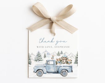 Könnte beinhalten: Ein quadratisches Geschenk-Etikett mit einer hellblauen Illustration eines Oldtimer-Trucks, der Waldtiere in einer verschneiten Landschaft transportiert. Das Etikett hat ein beiges Band und den Text "thank you with love, Stephanie".