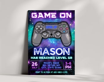 Puede incluir: Una invitación a una fiesta de cumpleaños con temática de videojuegos en morado, azul y negro con un gráfico de un mando de videojuegos. El texto dice "Game On", "Level Up", "Mason", "Has Reached Level 10", "26 July", "Mason's House", "801 Virtual Way", "City, State 01060", "3-6 PM", y "RSVP to Alyssa at 601-883-1195".