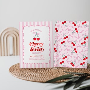 Puede incluir: Dos invitaciones de cumpleaños rosas y blancas. La invitación frontal tiene un borde a rayas rosas y dice "Annabelle's Cherry Sweet Birthday". La invitación trasera tiene un fondo rosa con un patrón de cerezas y lazos.
