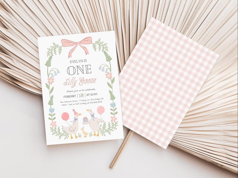 Puede incluir: Una invitaci&oacute;n con estampado de cuadros vichy rosa y blanco con un borde floral y dos gansos de dibujos animados. El texto dice "Evelyn is One Silly Goose" e incluye la fecha y la hora del evento.