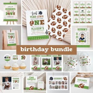 Puede incluir: Un paquete de fiesta de cumplea&ntilde;os con tem&aacute;tica de f&uacute;tbol con una variedad de art&iacute;culos imprimibles, que incluyen invitaciones, tarjetas de agradecimiento, adornos para cupcakes y una c&aacute;psula del tiempo. Los colores son verde, marr&oacute;n y blanco. El texto de la invitaci&oacute;n dice "First Year Down, Our Little Rookie is Turning One".