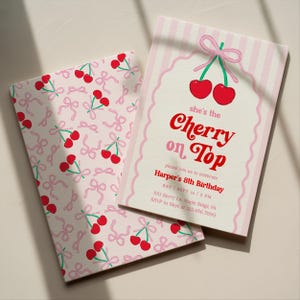 Op de afbeelding: Twee roze en witte uitnodigingen. Eén heeft een kersen- en strikpatroon, de andere heeft de tekst "she's the Cherry on Top" in het rood, met evenementdetails. De uitnodigingen zijn voor Harper's 8e verjaardag.