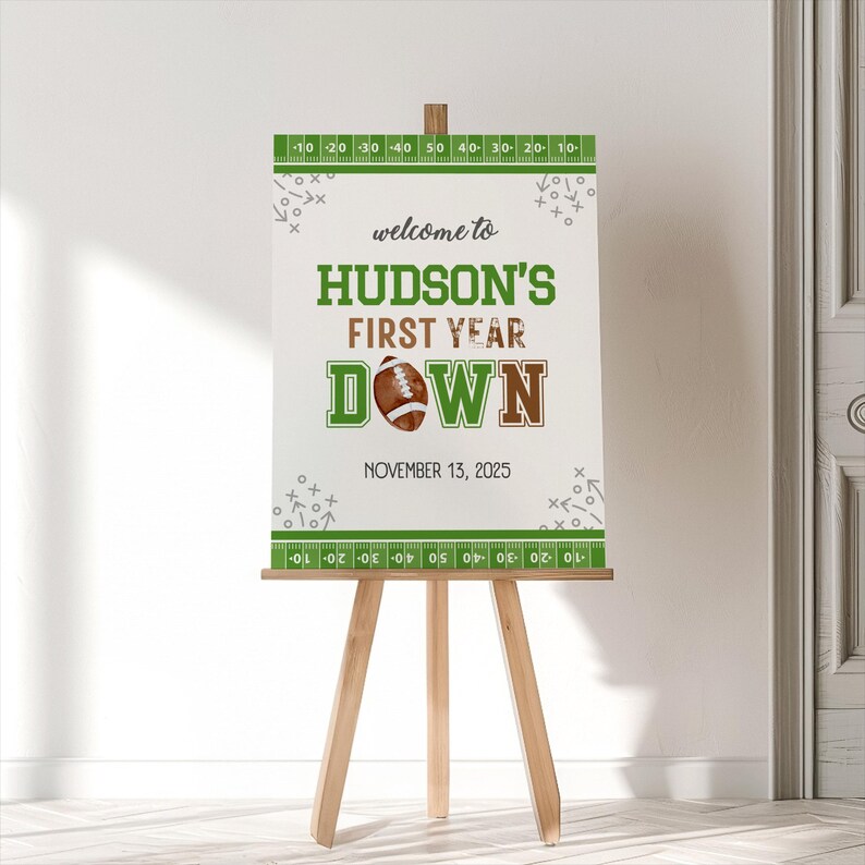 Puede incluir: Un cartel de bienvenida blanco con acentos verdes y marrones. El cartel dice "Bienvenido a Hudson's First Year Down" con un gr&aacute;fico de f&uacute;tbol y la fecha "13 de noviembre de 2025".
