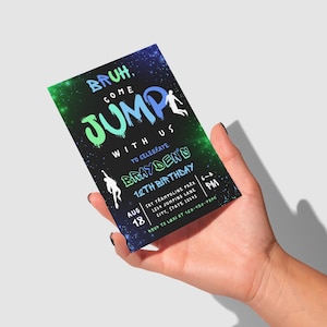 Pode incluir: Um convite de aniversário preto e verde com um fundo de galáxia. O texto diz "Bruh, come jump with us to celebrate Brayden's 12th birthday". O convite inclui detalhes para uma festa em um parque de trampolins em 18 de agosto.