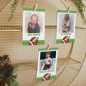 Puede incluir: Tres tarjetas de fotos con bordes verdes y blancos y gr&aacute;ficos de f&uacute;tbol. Cada tarjeta presenta a un beb&eacute; var&oacute;n a diferentes edades con el texto "Un mes", "Seis meses" y "Doce meses".