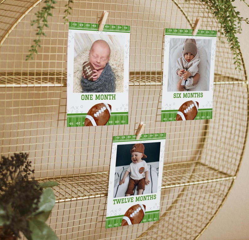 Puede incluir: Tres tarjetas de fotos con bordes verdes y blancos y gr&aacute;ficos de f&uacute;tbol. Cada tarjeta presenta a un beb&eacute; var&oacute;n a diferentes edades con el texto "Un mes", "Seis meses" y "Doce meses".