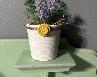 Upcycled, dekorativer Mini Übertopf mit Moos und Blumen