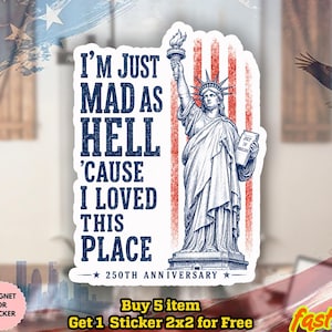 Op de afbeelding: Een gestanste sticker met een blauwe illustratie van het Vrijheidsbeeld dat een tablet vasthoudt met het opschrift JULY IV MDCCLXXVI, met rode verticale strepen erachter. De tekst luidt I'M JUST MAD AS HELL 'CAUSE I LOVED THIS PLACE en 250TH ANNIVERSARY.