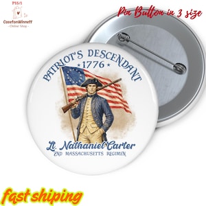 Puede incluir: Botón de solapa blanco con un diseño patriótico. Presenta el texto "PATRIOT'S DESCENDANT 1776" y una ilustración de un hombre con atuendo colonial sosteniendo un rifle y la bandera estadounidense. También está presente el texto "Lt. Nathaniel Carter 2ND MASSACHUSETTS REGIMEN".