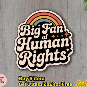 以下が含まれることがあります： レトロなフォントで「Big Fan of Human Rights」と書かれたステッカーまたはマグネット。虹の上にアーチ状に配置され、星のデザインが施され、黒いアウトラインで囲まれています。