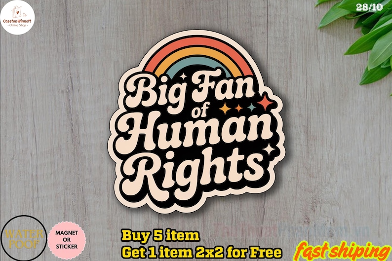 以下が含まれることがあります： レトロなフォントで「Big Fan of Human Rights」と書かれたステッカーまたはマグネット。虹の上にアーチ状に配置され、星のデザインが施され、黒いアウトラインで囲まれています。