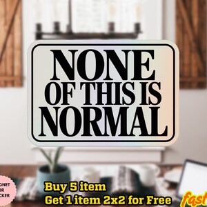Pu&ograve; includere: Un adesivo rettangolare con angoli arrotondati, con la frase "NONE OF THIS IS NORMAL" in grassetto nero. L'adesivo ha uno sfondo perlato ed &egrave; visualizzato su uno sfondo sfocato.