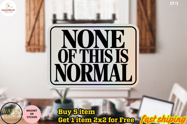 Pu&ograve; includere: Un adesivo rettangolare con angoli arrotondati, con la frase "NONE OF THIS IS NORMAL" in grassetto nero. L'adesivo ha uno sfondo perlato ed &egrave; visualizzato su uno sfondo sfocato.