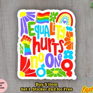 Puede incluir: Una colorida pegatina con las palabras "EQUALITY hurts no ONE" en varios colores brillantes. El diseño incluye un arcoíris, flores y símbolos de género. También se incluye un puño con los colores del arcoíris.