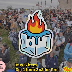 Pu&ograve; includere: Un adesivo o magnete con un disegno di un cubetto di ghiaccio che si scioglie con fiamme sopra. L'immagine include il testo "Buy 5 item Get 1 item 2x2 for Free" e "fast shipping". Lo sfondo mostra una folla di persone.