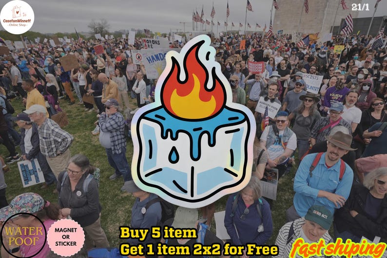 Pu&ograve; includere: Un adesivo o magnete con un disegno di un cubetto di ghiaccio che si scioglie con fiamme sopra. L'immagine include il testo "Buy 5 item Get 1 item 2x2 for Free" e "fast shipping". Lo sfondo mostra una folla di persone.