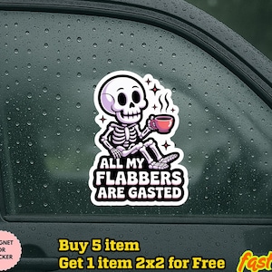 Op de afbeelding: Een witte sticker met een cartoon skelet dat een koffiekopje vasthoudt. De tekst "ALL MY FLABBERS ARE GASTED" staat onder het skelet. De sticker zit op een autoruit.
