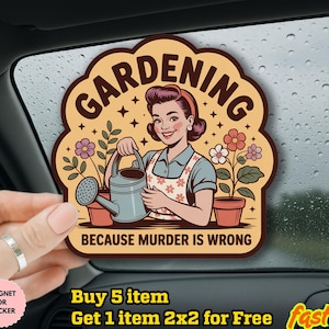 Puede incluir: Una pegatina o imán de estilo retro que presenta a una mujer regando plantas, con el texto "GARDENING" y "BECAUSE MURDER IS WRONG". El diseño incluye flores y una regadera, con una estética vintage.