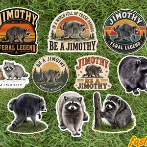 Op de afbeelding: Een verzameling van tien gestanste stickers met wasberen in verschillende houdingen en omgevingen. Verschillende ontwerpen bevatten de tekst Jimothy, Feral Legend en Be a Jimothy. De illustraties tonen wasberen in bosrijke omgevingen.