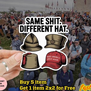 Op de afbeelding: Een stickervel met vier hoedontwerpen en de tekst "SAME SHIT. DIFFERENT HAT." Eén hoed is rood met "MAKE AMERICA GREAT AGAIN." De achtergrond toont een menigte mensen.