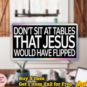 Peut inclure: Autocollant noir et blanc avec le texte « DON'T SIT AT TABLES THAT JESUS WOULD HAVE FLIPPED ». L'autocollant a une bordure holographique et est affiché sur une table. L'image comprend également une plante et un ordinateur portable.