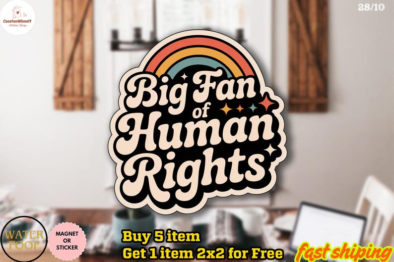 以下が含まれることがあります： レトロなフォントで「Big Fan of Human Rights」の文字と虹のデザインが施された、クリーム色のステッカーまたはマグネット。ステッカーは黒い縁取りとカラフルなアクセントが特徴です。