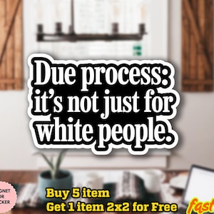 Può includere: Un adesivo in bianco e nero con la scritta "Due process: it's not just for white people". L'adesivo è su sfondo bianco. L'immagine include anche una piccola pianta in un vaso blu e un laptop.