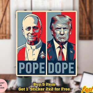 Puede incluir: Una pegatina o imán rectangular con un diseño dividido. Un lado presenta un retrato de un hombre con vestimenta religiosa, el otro un hombre con traje. El texto "POPE DOPE" se muestra debajo de los retratos.
