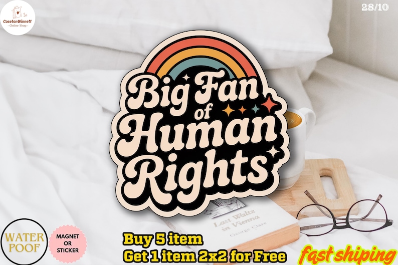 以下が含まれることがあります： レトロなフォントで「Big Fan of Human Rights」と書かれたステッカーまたはマグネット。虹と星が特徴です。デザインは黒、ベージュ、オレンジ、黄色、青です。画像には本、メガネ、マグカップも含まれています。