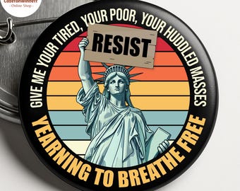Anti Trump Pin, gib mir deine müden, armen, zusammengekauerten Massen, die sich danach sehnen, frei zu atmen Anti Trump Pin Buttons in 3 Größen, Statue der Freiheit
