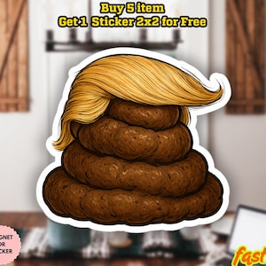 K&ouml;nnte beinhalten: Ein humorvoller Aufkleber mit einem braunen, geschichteten Haufen Kot mit einer blonden Per&uuml;cke. Der Aufkleber hat einen wei&szlig;en Rand und den Text "Buy 5 item Get 1 Sticker 2x2 for Free". Die W&ouml;rter "WATER POOP" und "MAGNET OR STICKER" sind ebenfalls sichtbar.