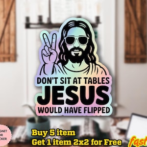 Può includere: Un adesivo con un'illustrazione di Gesù con occhiali da sole e che fa il segno della pace. Il testo recita "DON'T SIT AT TABLES JESUS WOULD HAVE FLIPPED" in nero e verde. L'adesivo ha un effetto olografico.